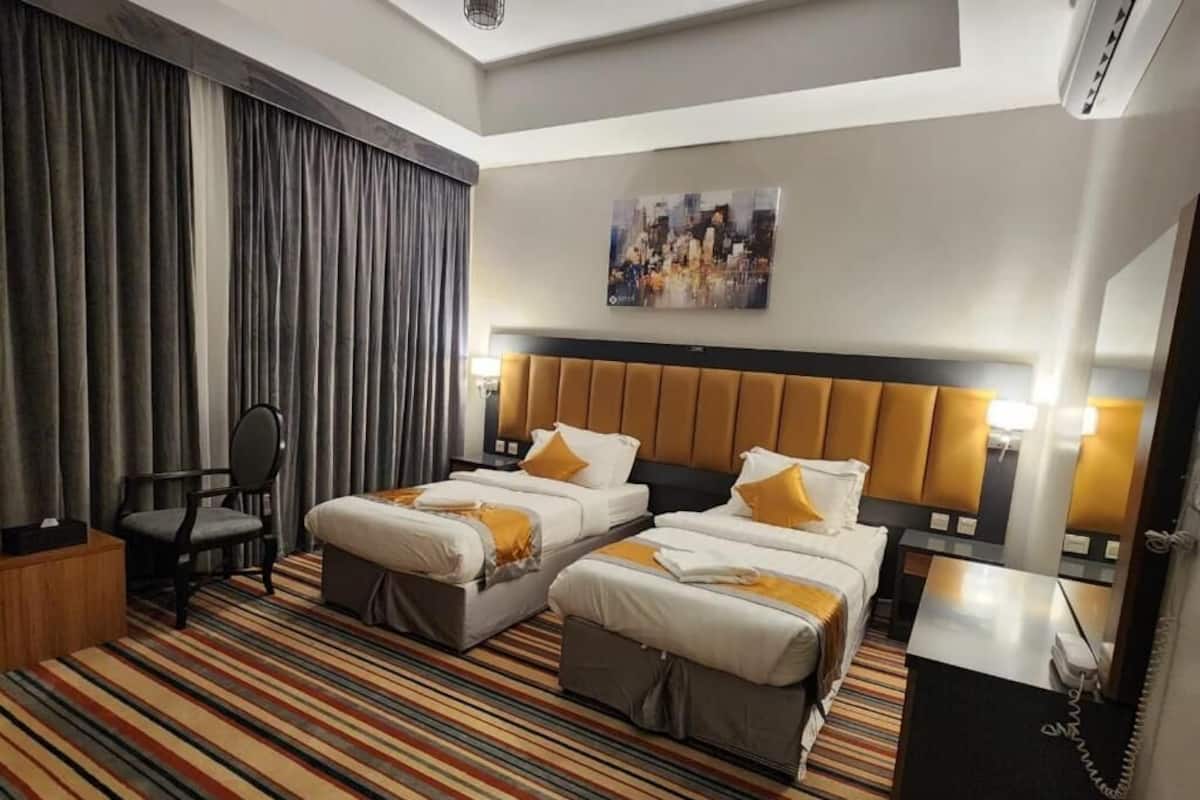 Caja de seguridad en la habitación y espacio para trabajar con laptop