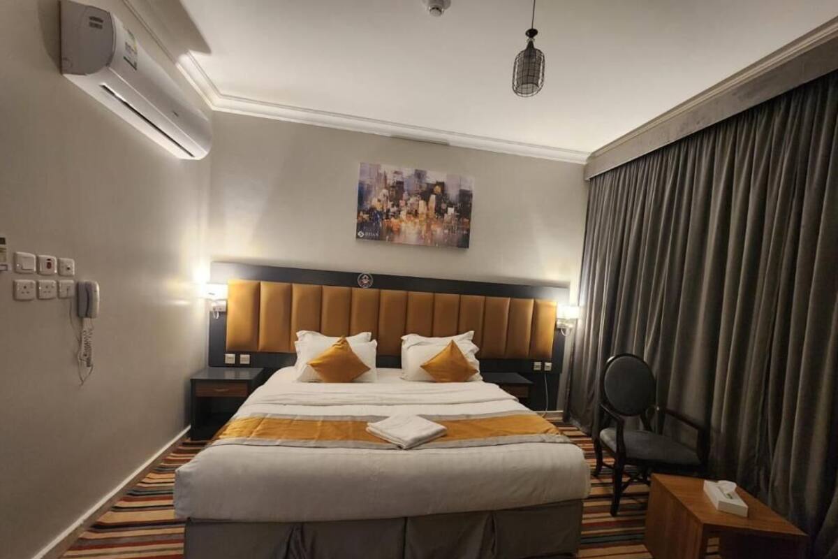 Caja de seguridad en la habitación y espacio para trabajar con laptop