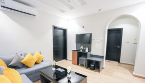 Junior-Suite, Stadtblick | Wohnbereich | 42-Zoll-LED-Fernseher mit Satellitenempfang
