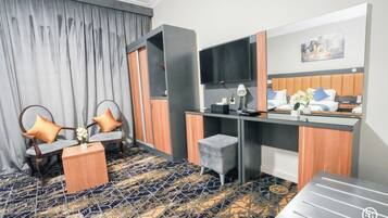 Deluxe Triple Room, City View | Premium bedding, memory foam beds, in-room safe, laptop workspace