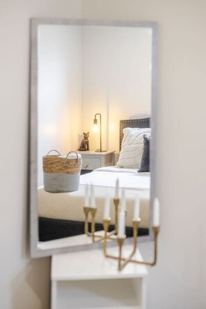 Desk, iron/ironing board, WiFi, bed sheets