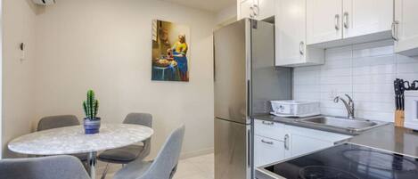 Een koelkast, een microgolfoven, een oven, een kookplaat