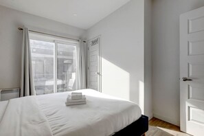 Escritorio, tabla de planchar con plancha, wifi y ropa de cama 