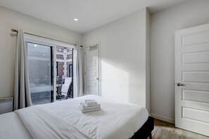 Escritorio, tabla de planchar con plancha, wifi y ropa de cama 
