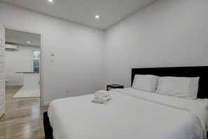 Escritorio, tabla de planchar con plancha, wifi y ropa de cama
