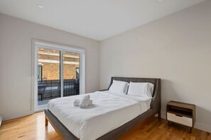 Escritorio, tabla de planchar con plancha, wifi y ropa de cama