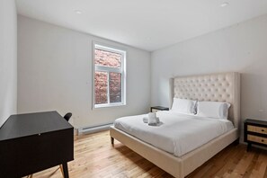 Escritorio, tabla de planchar con plancha, wifi y ropa de cama