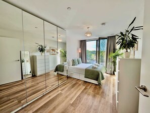 Desk, iron/ironing board, WiFi, bed sheets - Charming Flat Near Attractions in Woking (Sheerwater)