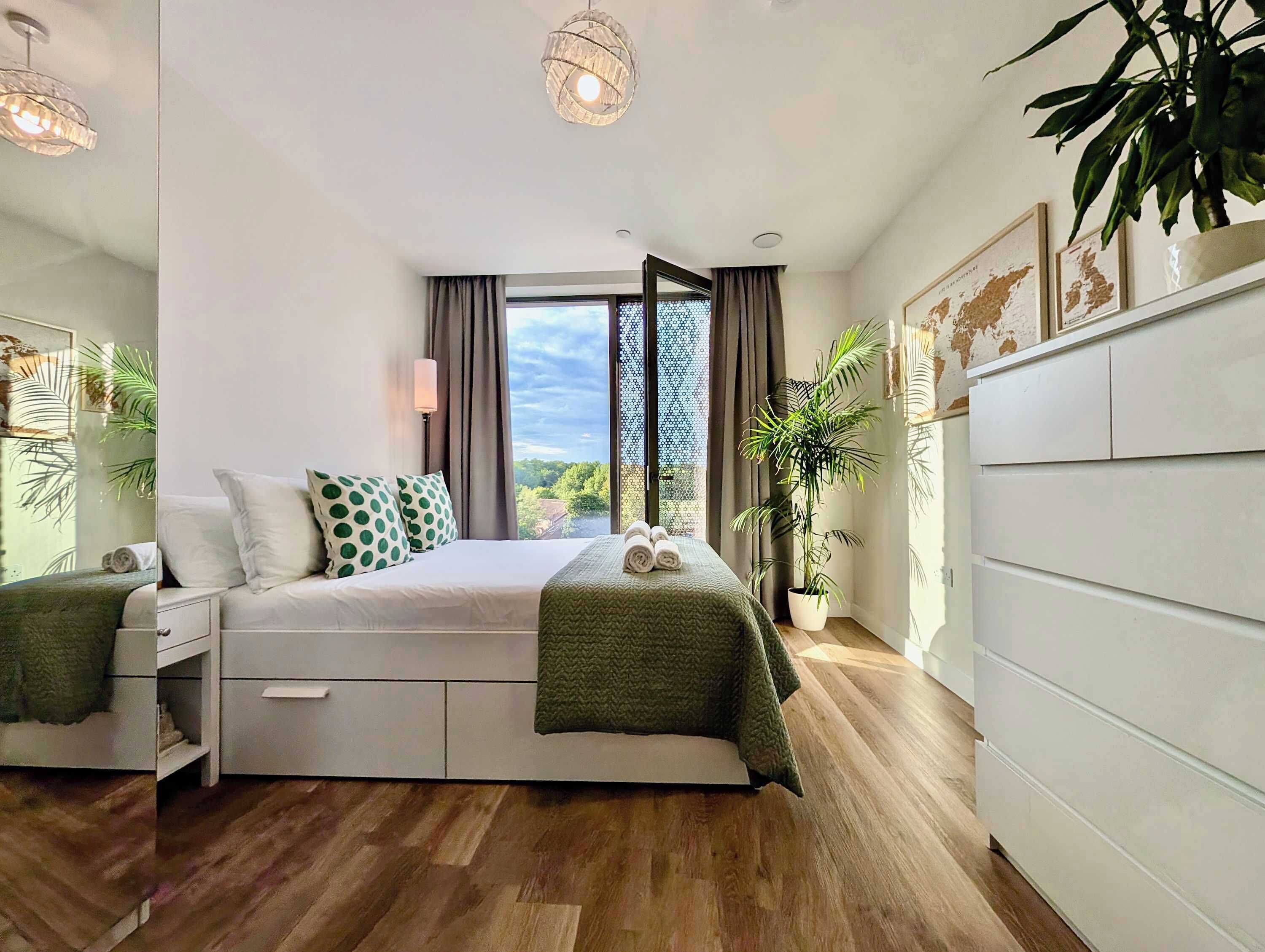 Desk, iron/ironing board, WiFi, bed sheets