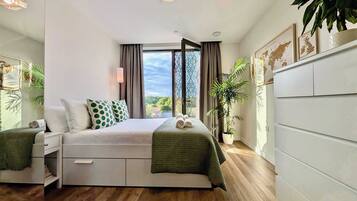 Desk, iron/ironing board, WiFi, bed sheets