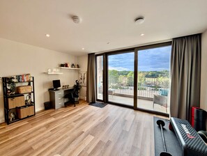 Interior - Charming Flat Near Attractions in Woking (Sheerwater)