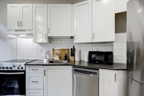 Fridge, microwave, oven, stovetop - The NDG Charm|A 2BR Hidden Gem (Montreal)