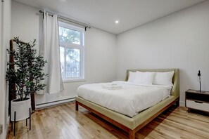 Desk, iron/ironing board, WiFi, bed sheets - The NDG Charm|A 2BR Hidden Gem (Montreal)