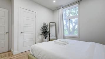 Desk, iron/ironing board, WiFi, bed sheets