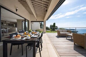 屋外ダイニングエリア