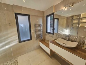 Dusche, Haartrockner, Handtücher, Toilettenpapier