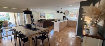 Sea Change-5 bedrooms! plenty of room for the boat-Off Peak Special available