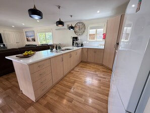 Microwave, oven, toaster, cookware/dishes/utensils - Sea Change-5 bedrooms! plenty of room for the boat-Off Peak Special available (Coobowie)