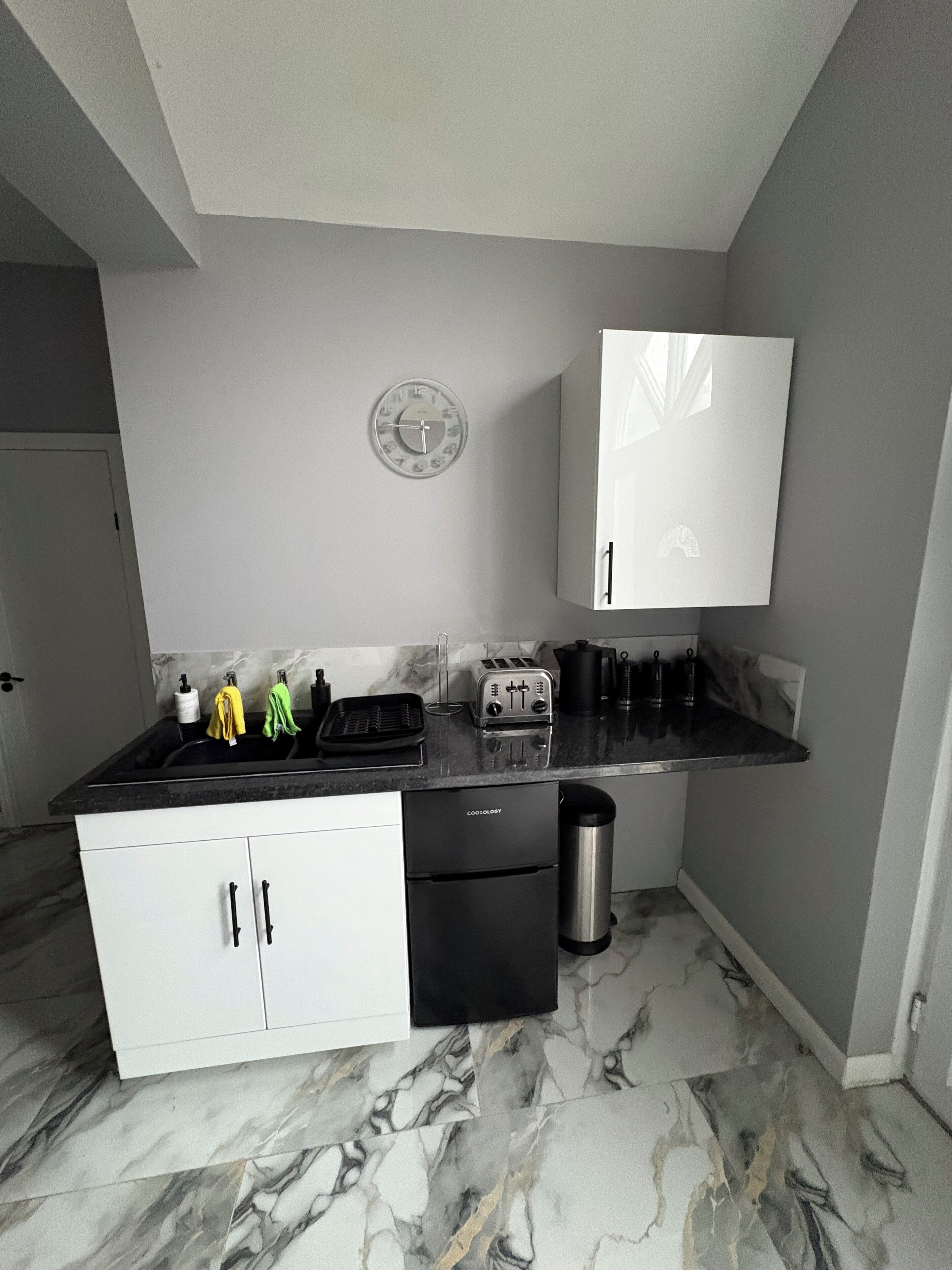 Een koelkast, een magnetron, een oven, een kookplaat