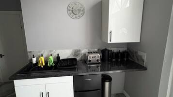 Een koelkast, een magnetron, een oven, een kookplaat