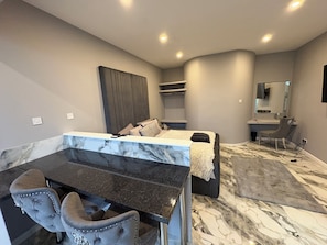 Interior - The Norwich Hideaway - Private Hot Tub (Bawburgh)