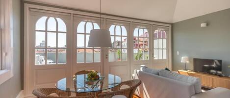 Apartamento, patio, vistas a la ciudad (1 cama de casal) | Zona de estar | Una televisión de pantalla plana