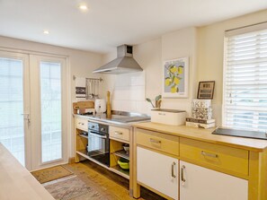 Réfrigérateur, grille-pain, batterie de cuisine, vaisselle et ustensiles