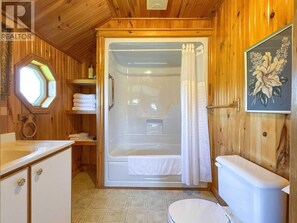 Hair dryer, towels, soap, toilet paper - Lupin Cottage – Trailside Waterfront Getaway (St. Peter's Bay)