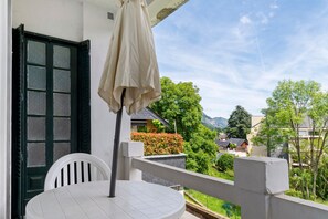 Outdoor dining - Apartment 'Estaing' with Mountain View, Private Terrace and Wi-Fi (Argelès-Gazost)
