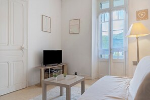 1 bedroom, WiFi - Apartment 'Estaing' with Mountain View, Private Terrace and Wi-Fi (Argelès-Gazost)