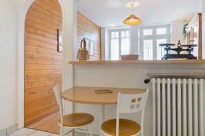 Dining - Apartment 'Estaing' with Mountain View, Private Terrace and Wi-Fi (Argelès-Gazost)
