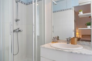 Shower, hair dryer - Apartment 'Estaing' with Mountain View, Private Terrace and Wi-Fi (Argelès-Gazost)