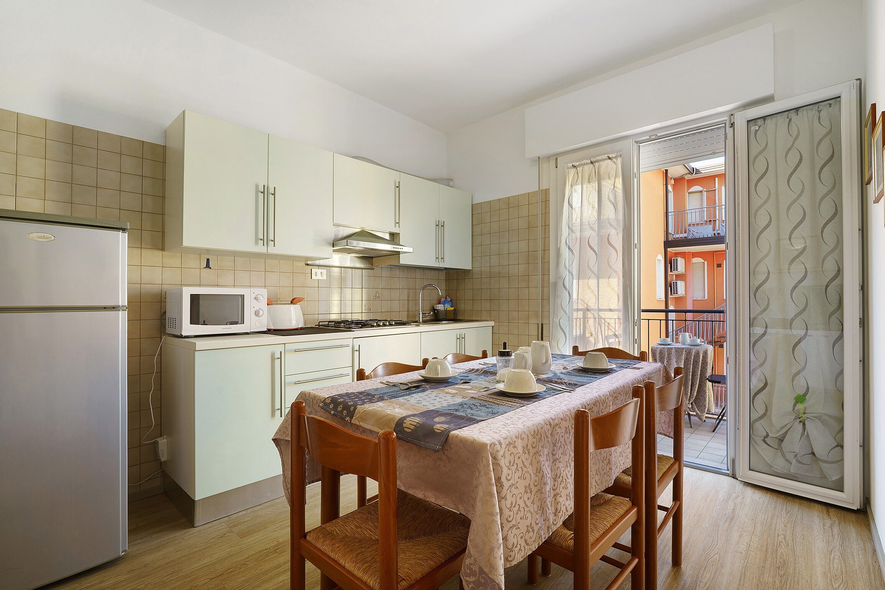 Frigorífico, microondas, placa de cocina y utensilios de cocina