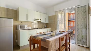 Frigorífico, microondas, placa de cocina y utensilios de cocina