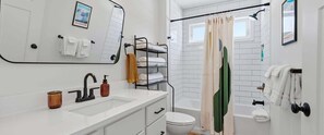 Douche, sèche-cheveux, serviettes fournies