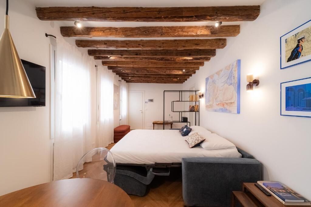 Apartamento conforto | Roupas de cama premium, edredons de pluma, ferros/tábuas de passar roupa