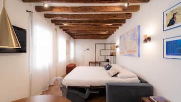 Comfort Apartment | Premium bedding, down duvets, iron/ironing board, free WiFi