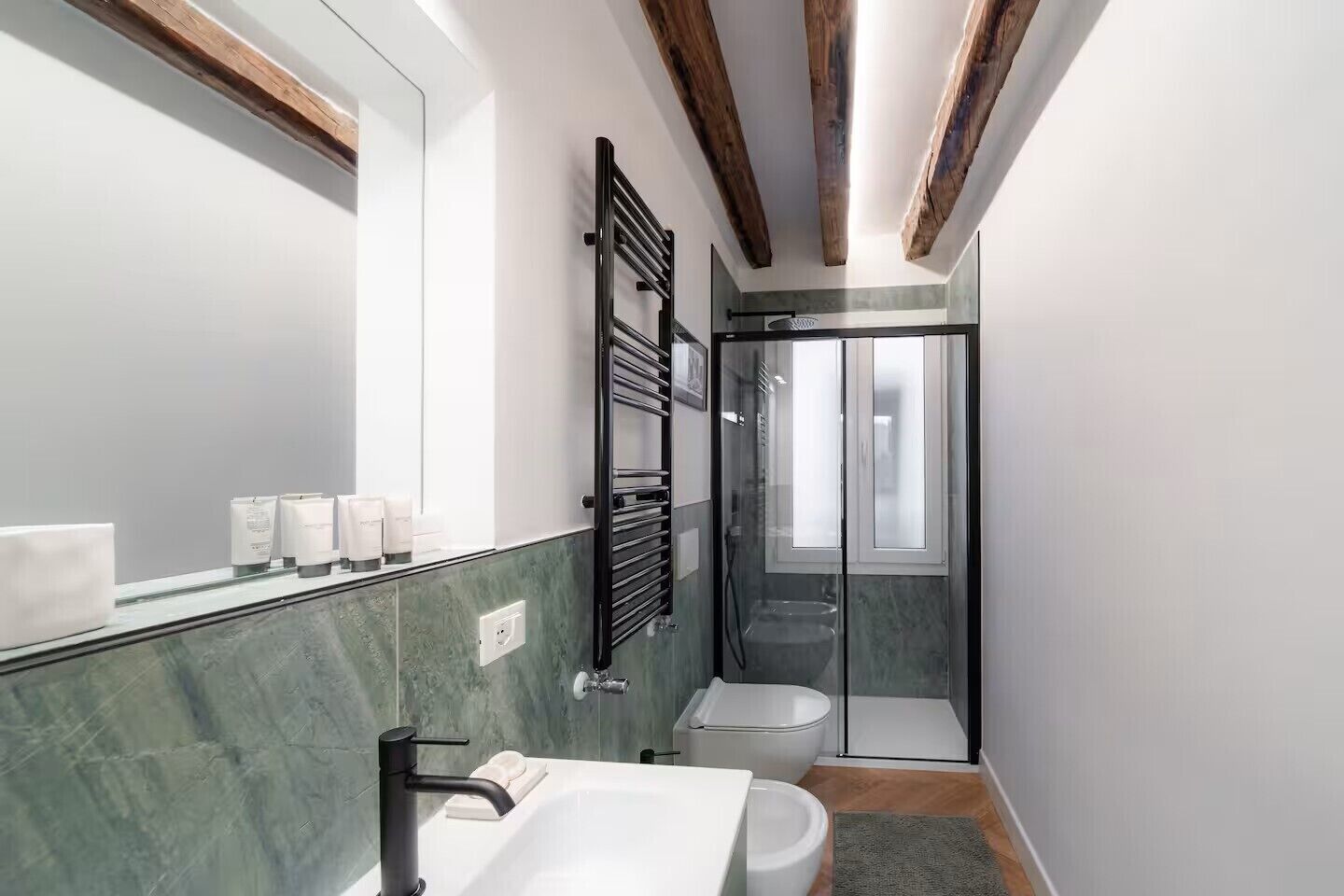 Comfort-Apartment | Badezimmer | Hausschuhe, Bidet, Handtücher, Seife