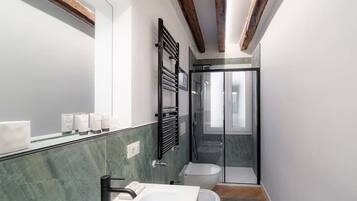 Comfort-Apartment | Badezimmer | Hausschuhe, Bidet, Handtücher, Seife