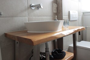 Douche, sèche-cheveux, savon, papier toilette