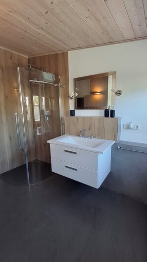 Shower, hair dryer, soap, toilet paper - Cosiness meets comfort - your second home (Gillenfeld)