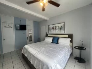 Tabla de planchar con plancha, wifi, ropa de cama