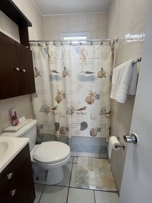 Toallas, jabón y papel higiénico