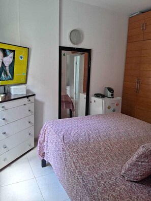 Tabla de planchar con plancha, internet y ropa de cama 