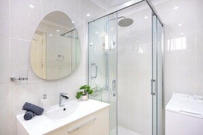 Haartrockner, Handtücher, Seife, Toilettenpapier