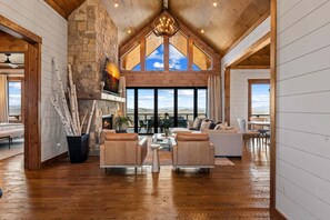 Smart TV, fireplace - No Cabin Pressure - Mountain Views | Hot Tub | Outdoor Fireplace (Blue Ridge)
