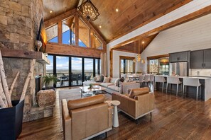 Smart TV, fireplace - No Cabin Pressure - Mountain Views | Hot Tub | Outdoor Fireplace (Blue Ridge)