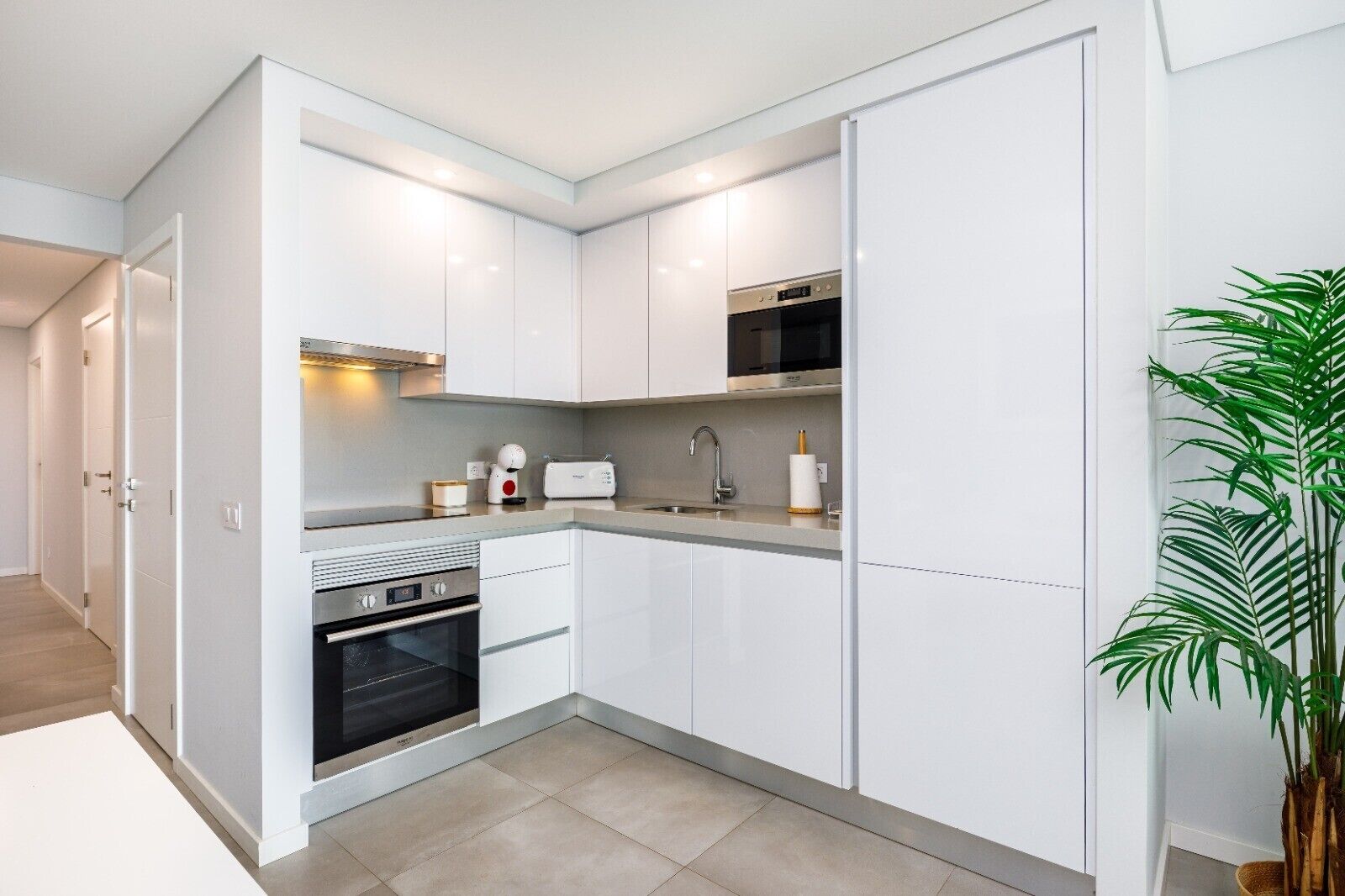 Refrigerador, microondas, horno, placa de cocina