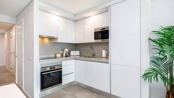 Refrigerador, microondas, horno, placa de cocina