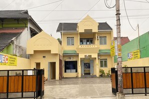 Exterior - OYO 95136 Jec Plumbon Homestay Syariah (Yogyakarta)